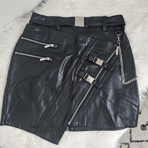 Maniere De Voir Black Leather Mini Skirt with Buckle and Chain - Picture 3 of 17